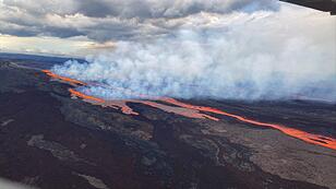 Mauna Loa spuckt Feuer