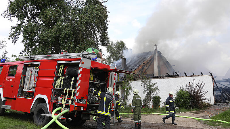 Auf Bauernhof in Niederthalheim brennt Wirtschaftsgebäude