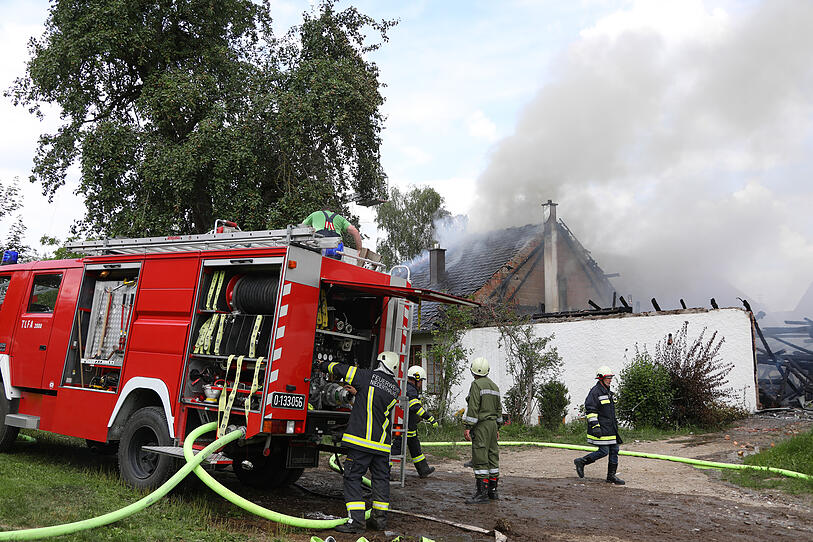 Auf Bauernhof in Niederthalheim brennt Wirtschaftsgebäude