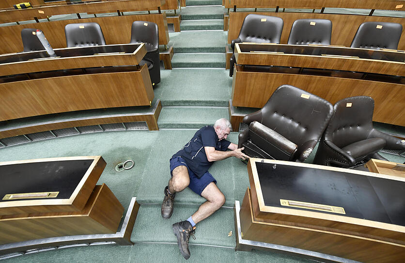Sesselrücken im Parlament
