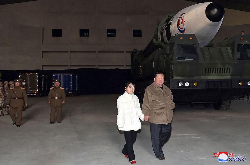 Kim Jong-un zeigt sich erstmals mit Tochter