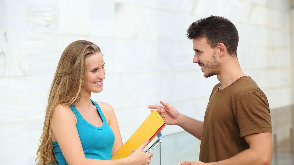 Die richtigen Signale beim Flirten: Körpersprache gekonnt einsetzen