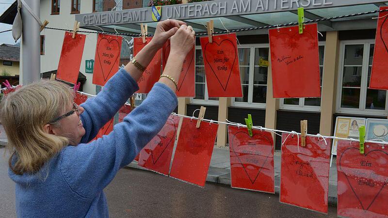 Protest weitet sich aus: In Unterach hängen mehr als 500 Herzen für Erika
