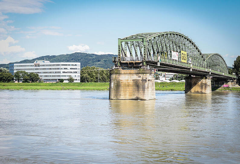 Abbau der Eisenbahnbrücke in Linz