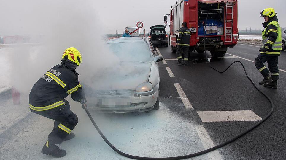 Fahrendes Auto in Brand geraten