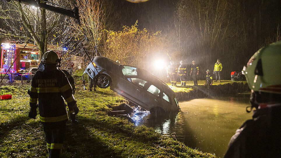 Pollham: Auto in Teich gestürzt
