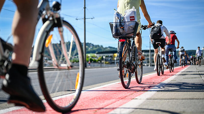 Roter Fahrradstreifen auf der Nibelungenbrücke in Linz, Fahrradfahrer