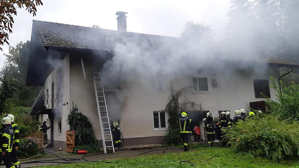 Betagtes Paar rettete sich aus brennendem Haus