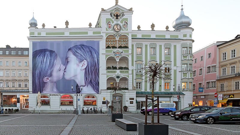 Helnweins Werk auf dem Rathaus entfacht auch darin die Emotionen