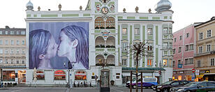 Helnweins Werk auf dem Rathaus entfacht auch darin die Emotionen