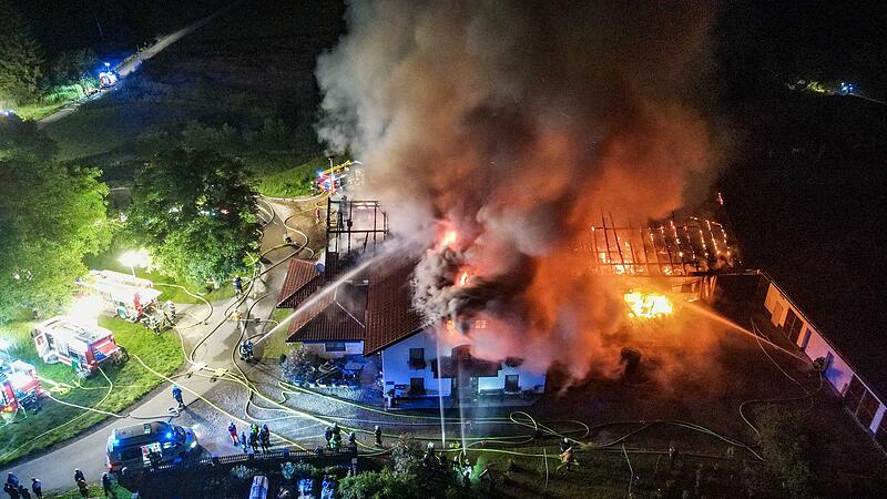 Stall in Flammen: Feuer griff auf Wohnhaus über