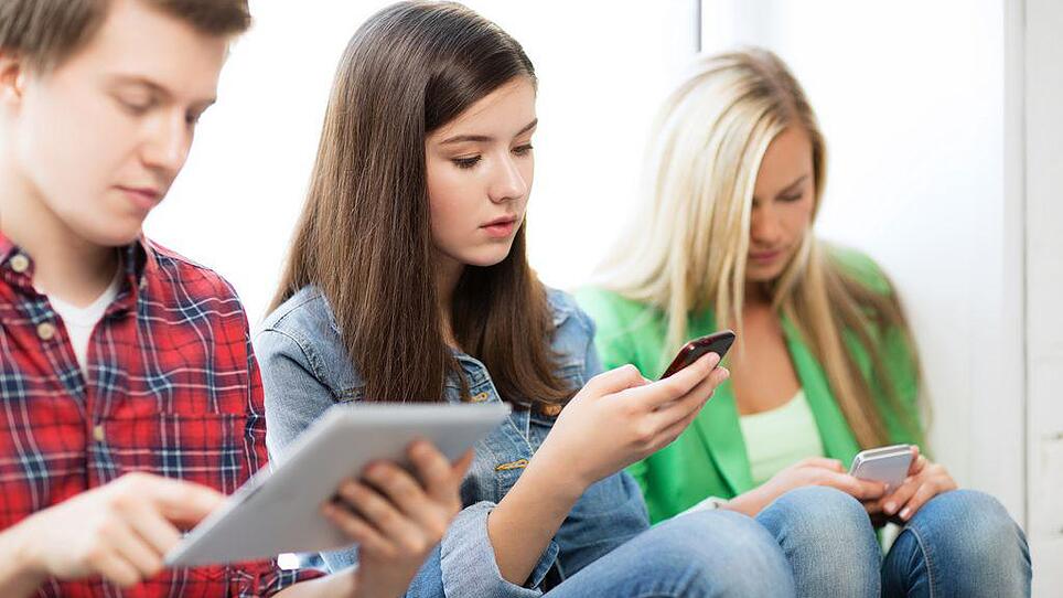 Jugend sieht weniger fern und verbringt stattdessen mehr Zeit mit dem Handy
