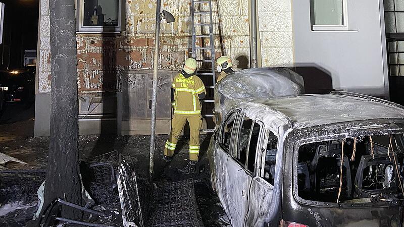 Auto brannte: Feuerwehr konnte Wohnhaus retten