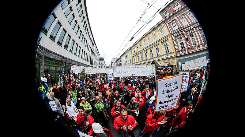 Demonstration gegen TTIP und Handelsabkommen CETA in Linz im Herbst 2016.