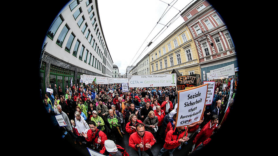Demonstration gegen TTIP und Handelsabkommen CETA in Linz im Herbst 2016.