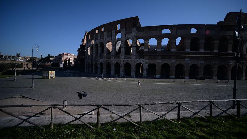“Gladiators” blackmailed tourists for photos in front of the Colosseum