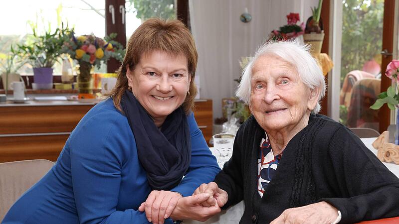 Hörzing gratuliert Irmgard Breyer zum 100er