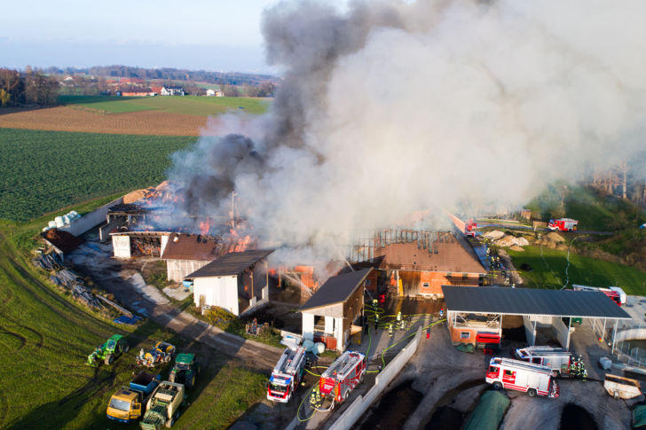 Höchste Alarmstufe bei Großbrand auf Bauernhof in Pucking