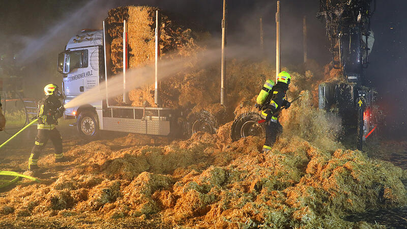 Mit Stroh beladener Lastwagen fing im Schleißheimer Ortszentrum Feuer