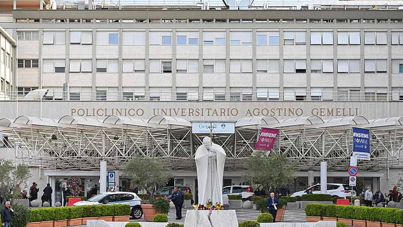Despite bronchitis: Pope spent a quiet night in the hospital
