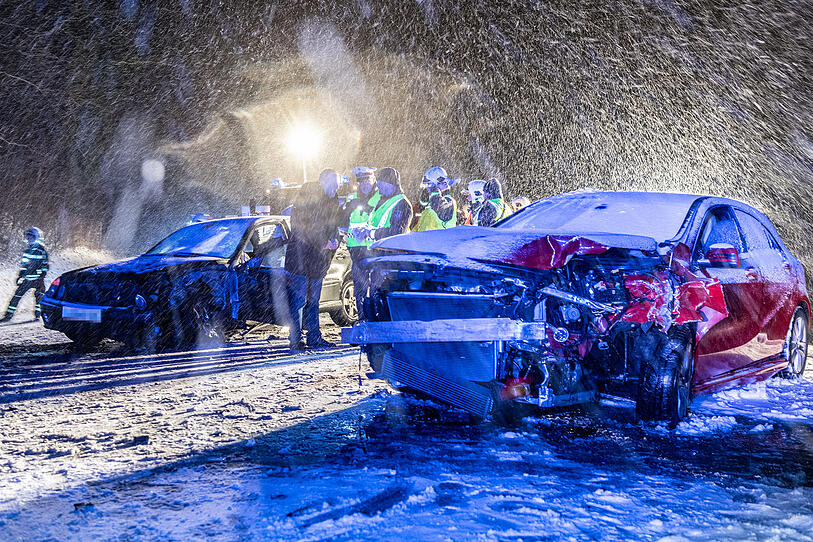 Unfall auf Schneefahrbahn in Steyregg