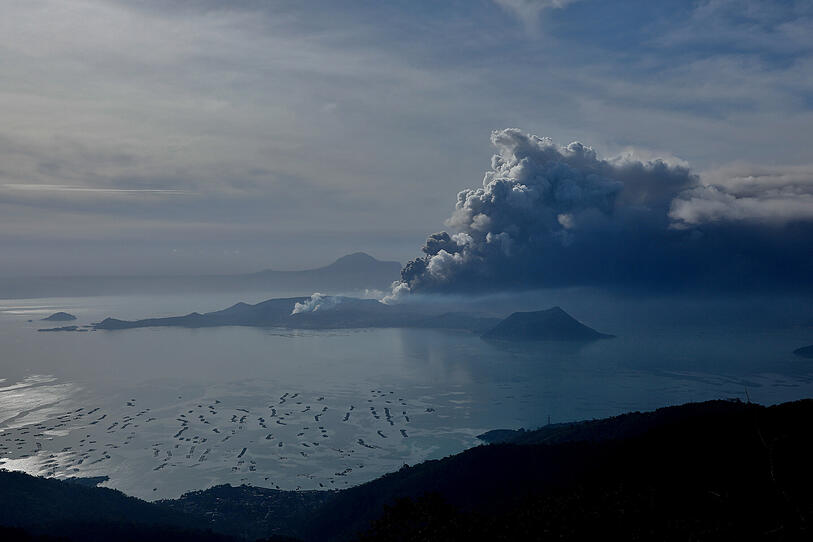 Vulkan auf den Philippinen spuckt Feuer