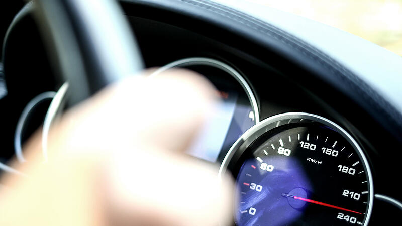 foto: VOLKER WEIHBOLD geschwindigkeit rasen geschwindigkeitsübertretung tacho tachometer autobahn tempo