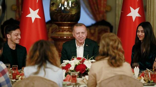 Özil beim Festmahl in Erdogans Palast.
