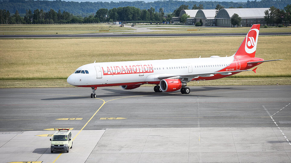 Laudamotion Flugzeug am Linzer Flughafen, Flughafen Hörsching