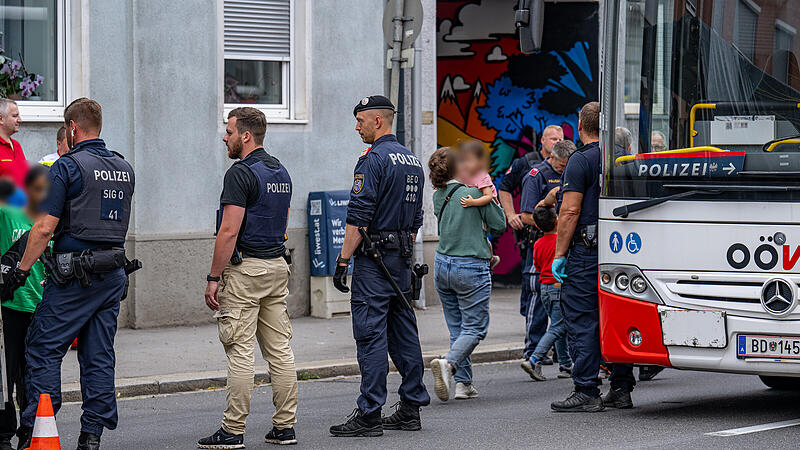 Linz: 53 Flüchtlinge saßen in Kleintransporter