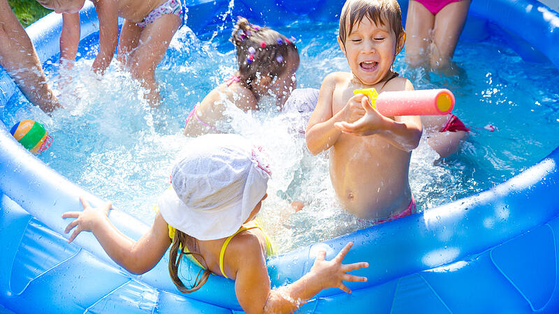 children in swimming pool,kinder im planschbecken, sommer, abkühlung, wasserschlacht, spielende kinder, sommer, urlaub, ferien