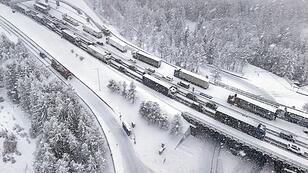 Brennerautobahn nach starken Schneefällen stundenlang gesperrt