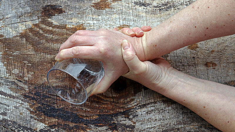 Starkes Zittern ist nur eines von vielen Symptomen bei Parkinson