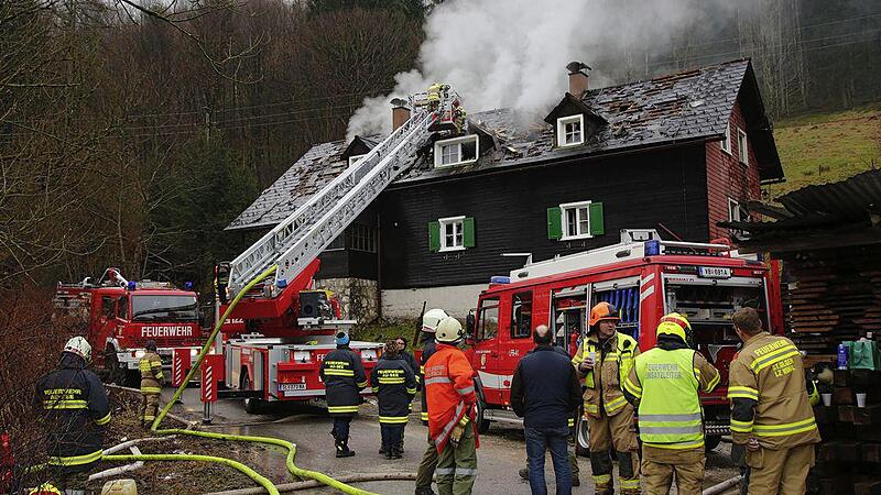 Zwei Tote nach Feuer in Holzhaus Nachbaranwesen brannte vor 9 Wochen