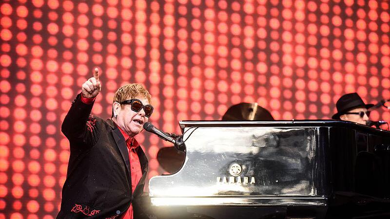 Elton John auf der Burg Clam
