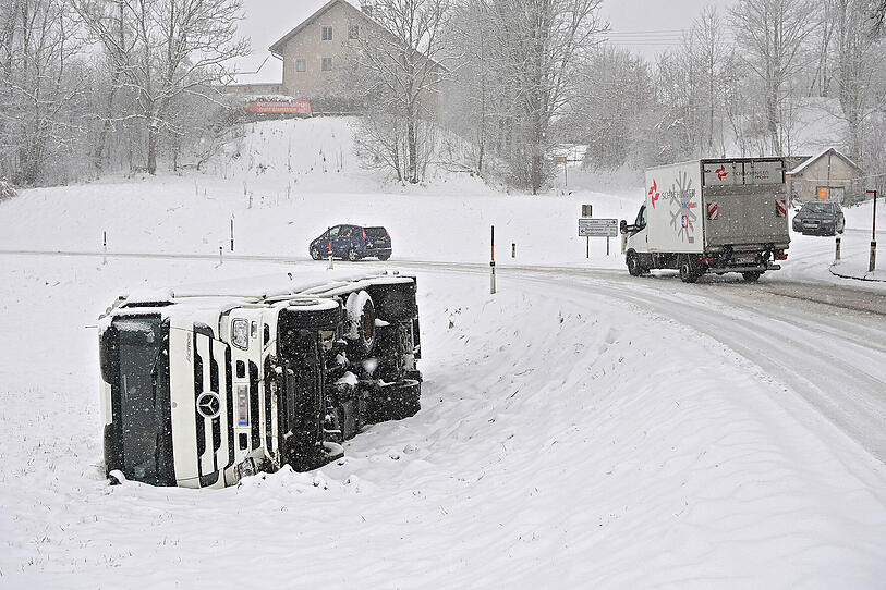 Schneefall: Probleme auf Österreichs Straßen