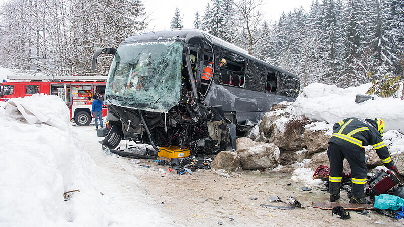 24 Verletzte bei Busunfall am Pass Gschütt
