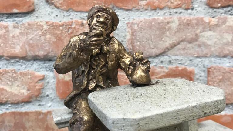 Neues Wahrzeichen: Bronze-Manderl in Rohrbach braucht einen Namen