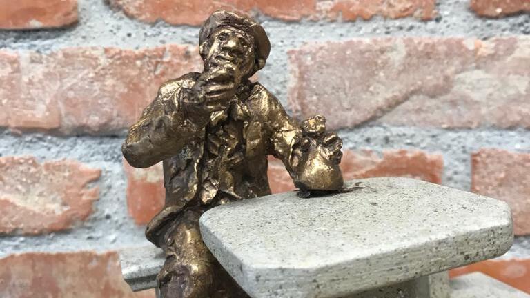 Neues Wahrzeichen: Bronze-Manderl in Rohrbach braucht einen Namen
