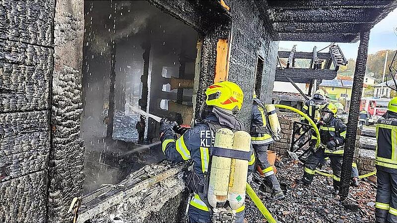 Haus brannte ab: Vater und Sohn konnten sich retten