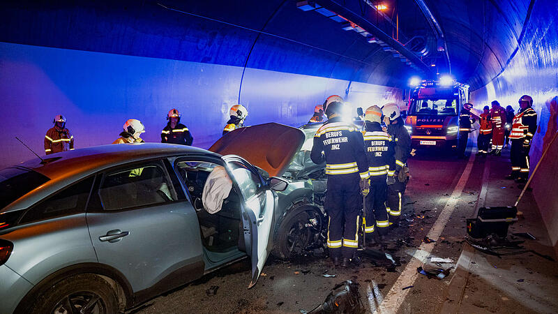 Huge traffic jam after accident in Mona Lisa tunnel