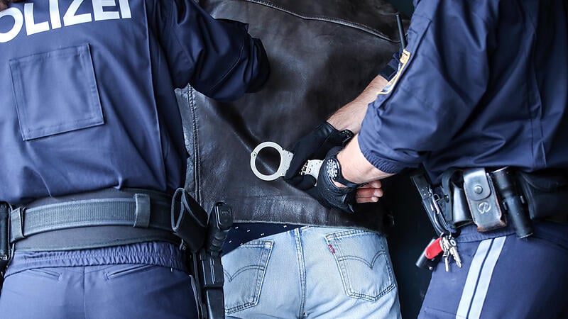 Polizei Festnahme Handschellen Einsatz Blaulicht