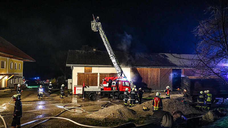 Sechs Feuerwehren löschten Brand auf Bauernhof in Pettenbach