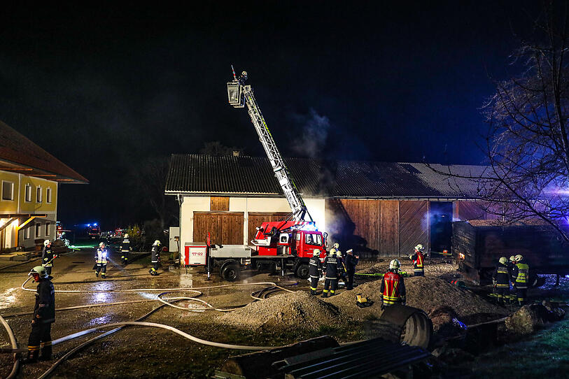 Sechs Feuerwehren löschten Brand auf Bauernhof in Pettenbach