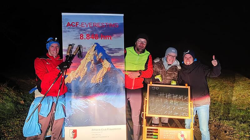 Um kurz vor zwei Uhr nachts hat Michael Retzinger die Everesting-Challenge geschafft.