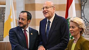 EU-Kommissionspräsidentin von der Leyen (r.) mit Libanons Premier Mikati  (l.) und Zyperns Präsident Christodoulides (M.)