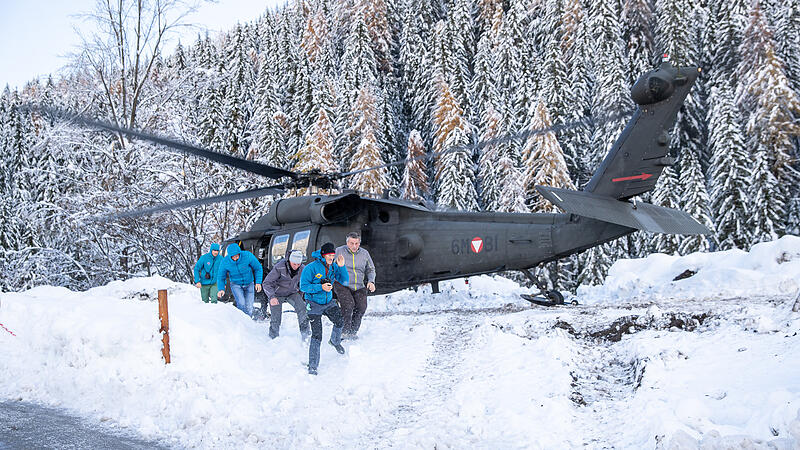 Kampf gegen die Schneemassen in den Alpen