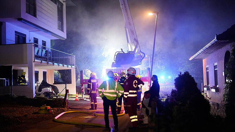 Feuerwehreinsatz in Hagenberg: Brand auf Einfamilienhaus-Dach
