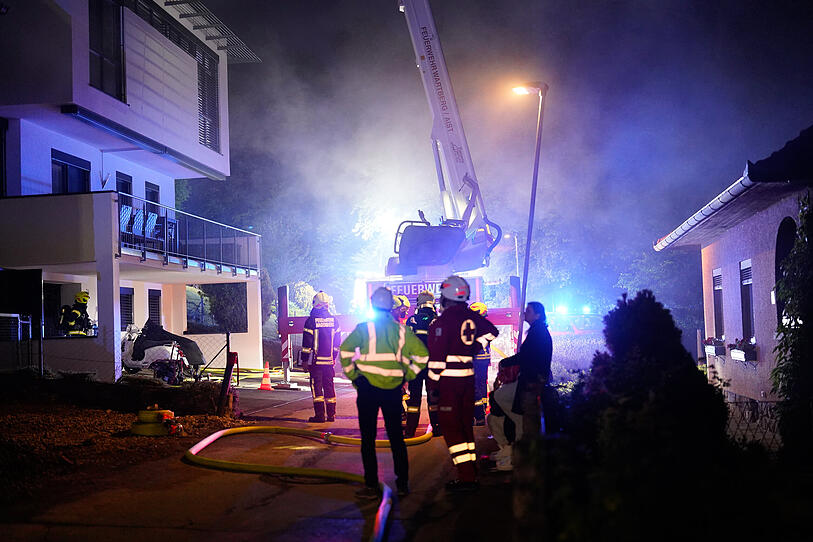 Feuerwehreinsatz in Hagenberg: Brand auf Einfamilienhaus-Dach