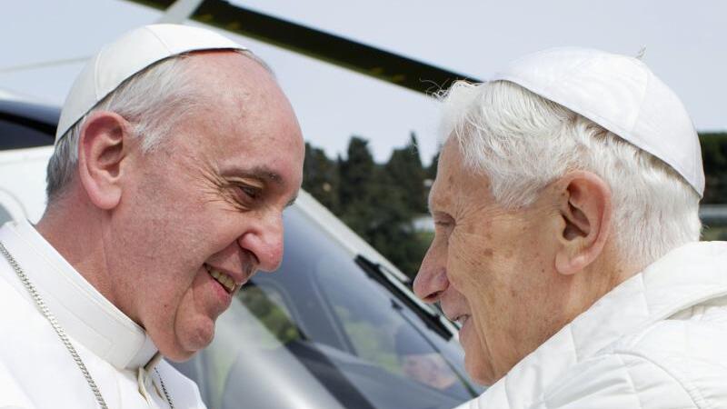 Papst Franziskus bei Benedikt
